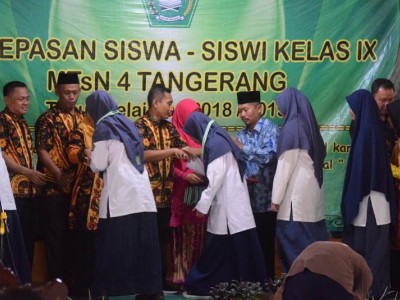 Pembagian mendali dan album kenangan pelepasan siswa siswi kelas IX di Yogyakarta