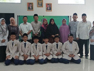 Prosesi Foto Bersama setelah kegiatan Wisuda Tahfiz angkatan ke 2